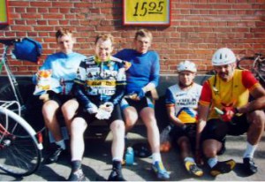 Fem ryttere som ikke kendte hinanden inden de 1000 km. Pause i Vildbjerg. Fra venstre Jens Lausten Hansen, Kurt, Helge Krogh, Jens Brandt og Jørgen